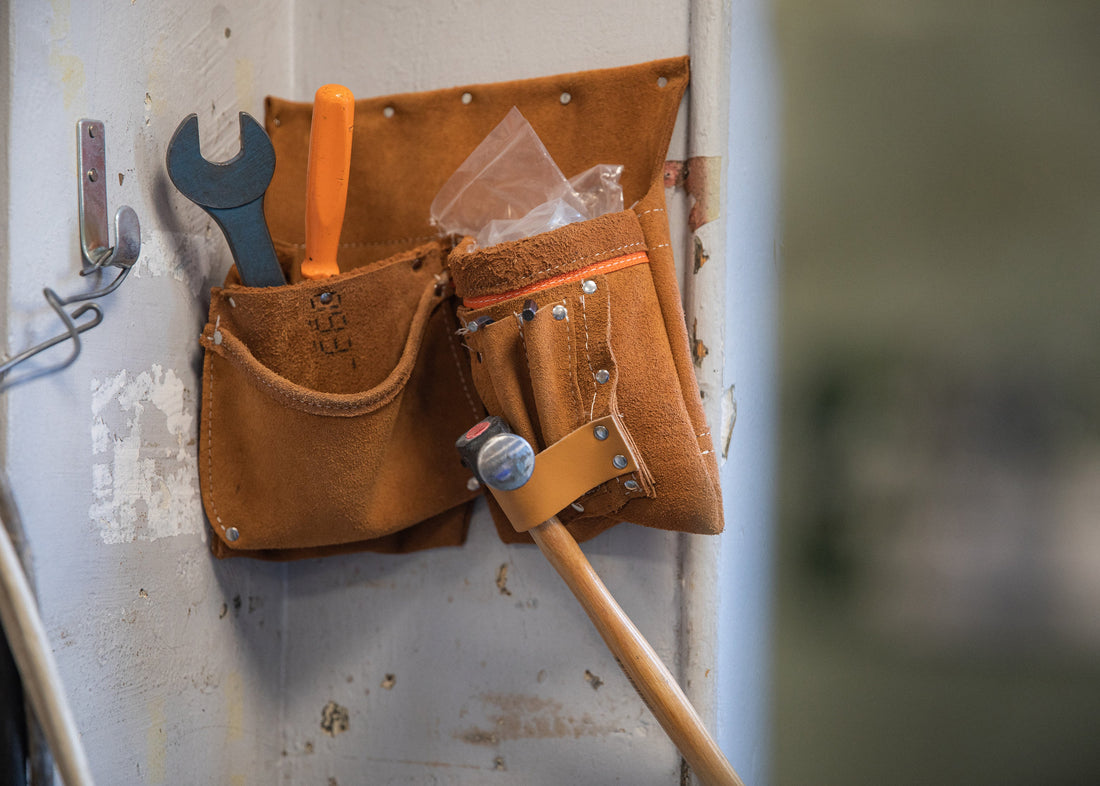 Sac à outils en cuir : pourquoi les artisans préfèrent encore le cuir au nylon