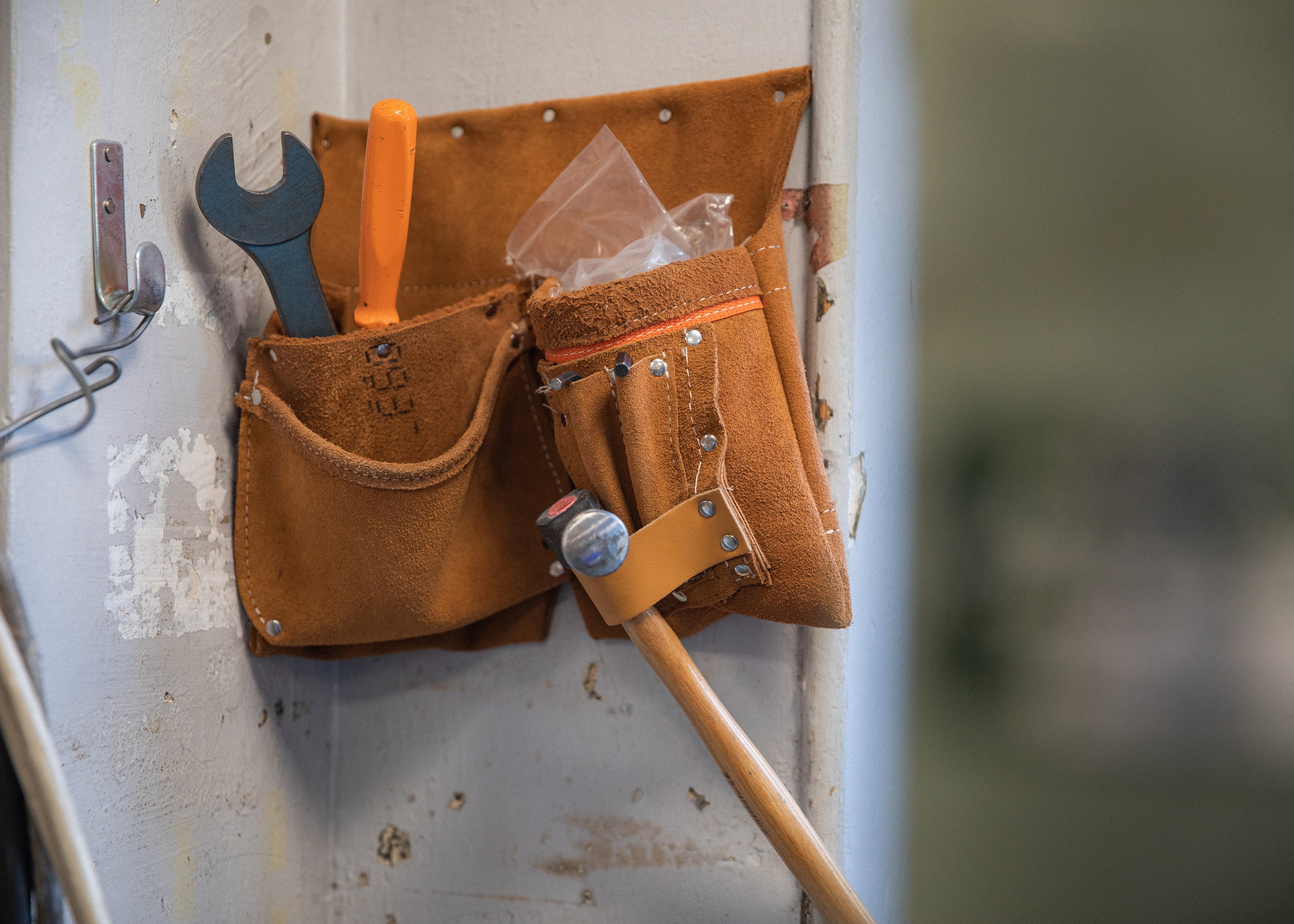 Sac à outils en cuir : pourquoi les artisans préfèrent encore le cuir au nylon